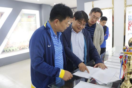 江苏苏宁足球俱乐部走进宿豫区大兴中心小学，助力校园足球发展