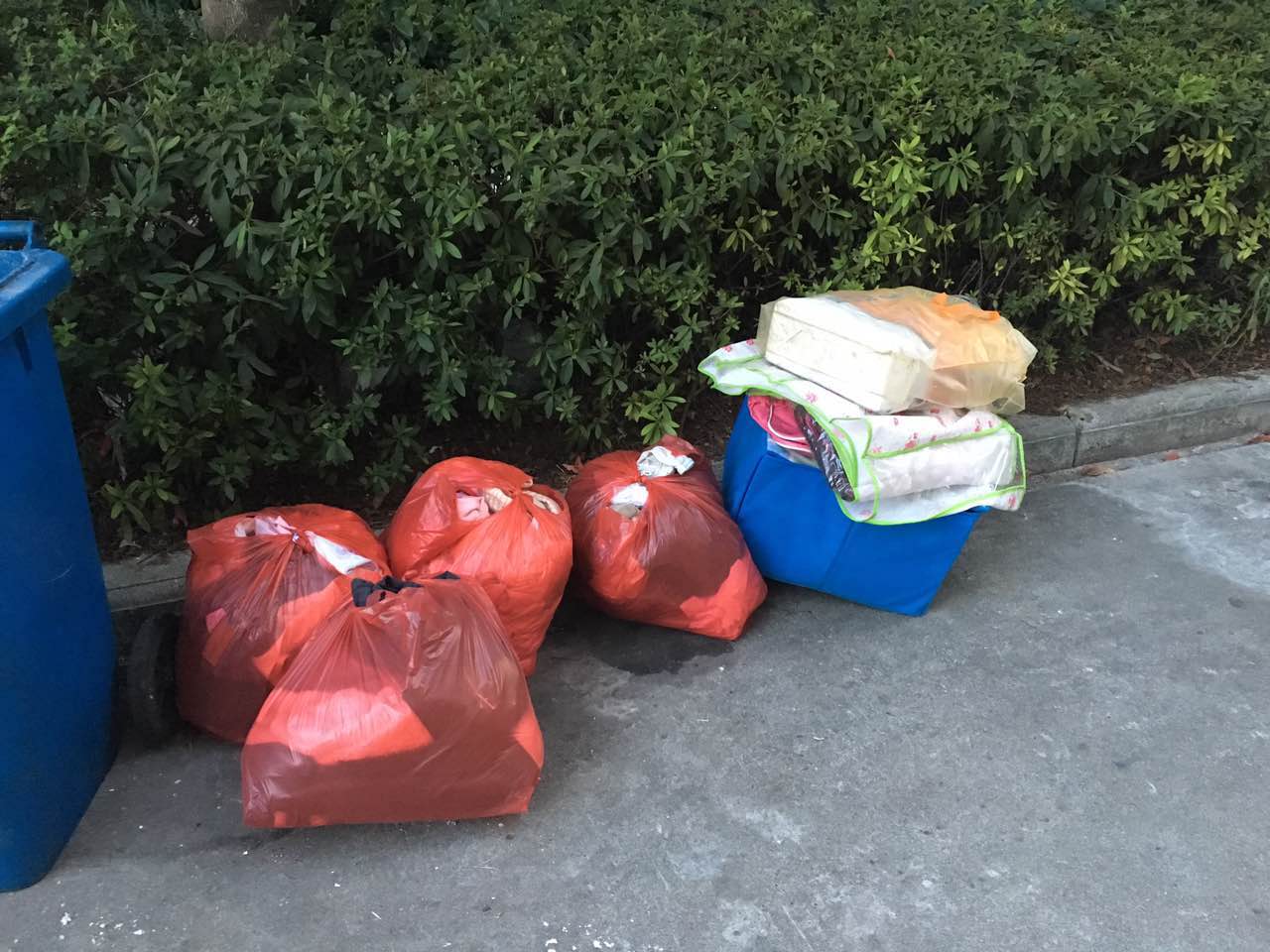 家里有不穿的旧衣服不要再扔了,家里不穿的旧衣服如何处理