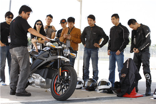 哈雷livewire试驾视频,哈雷新车livewire评测