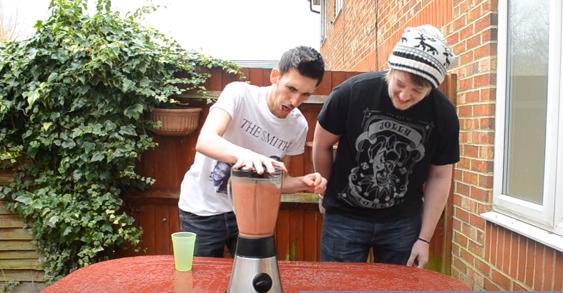 重口新高度!两男子“将活蛆搅碎后饮用”,看完我再也不想吃饭了