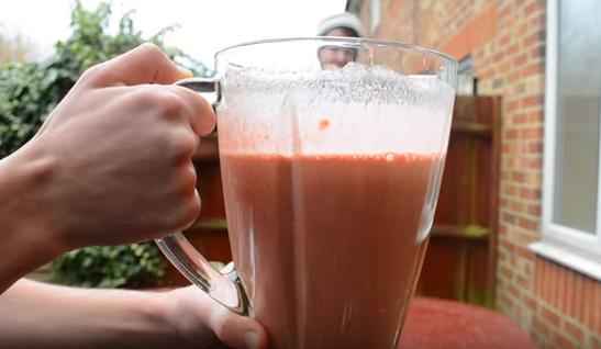 重口新高度!两男子“将活蛆搅碎后饮用”,看完我再也不想吃饭了