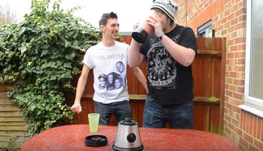 重口新高度!两男子“将活蛆搅碎后饮用”,看完我再也不想吃饭了