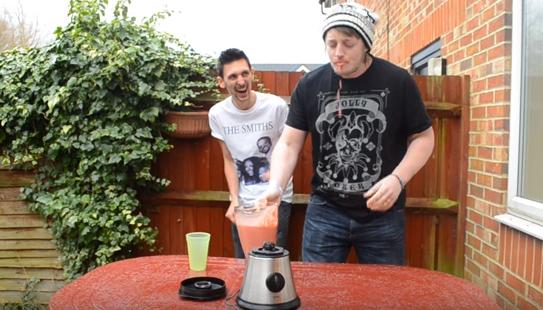 重口新高度!两男子“将活蛆搅碎后饮用”,看完我再也不想吃饭了