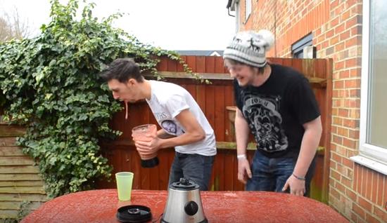 重口新高度!两男子“将活蛆搅碎后饮用”,看完我再也不想吃饭了