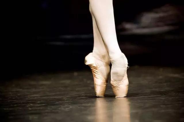 跟腱疼怎么办体育生,跟腱疼怎么办篮球