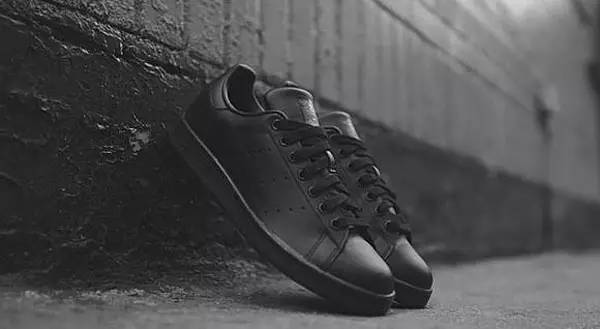 小黑鞋秒变小白鞋,小白鞋被黑皮鞋染了怎么办