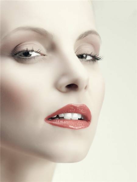 快速消除鱼尾纹手法视频女生,三招教你祛除鱼尾纹还你光滑肌肤