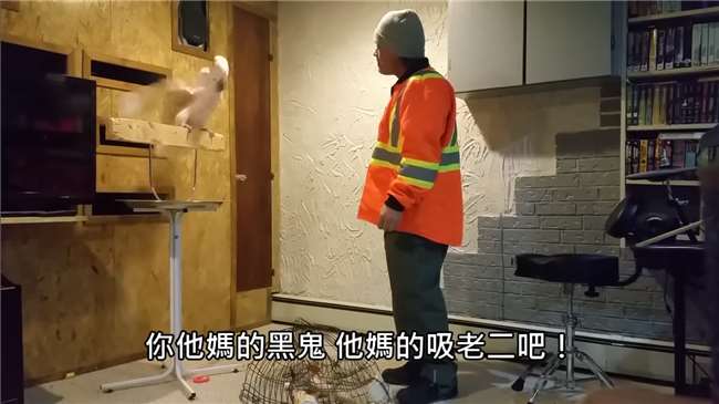 鹦鹉鸟笼被踩碎,鹦鹉踩烂鸟笼的视频