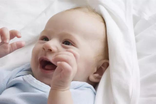 四天没拉屎的宝宝该怎么办,宝宝四天没大便放屁很臭是攒肚吗