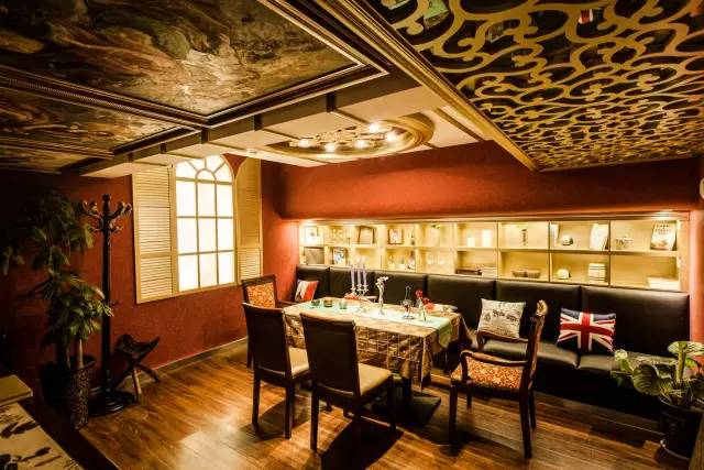 这家书店开在了郑州最“贵”的地方，却不卖书