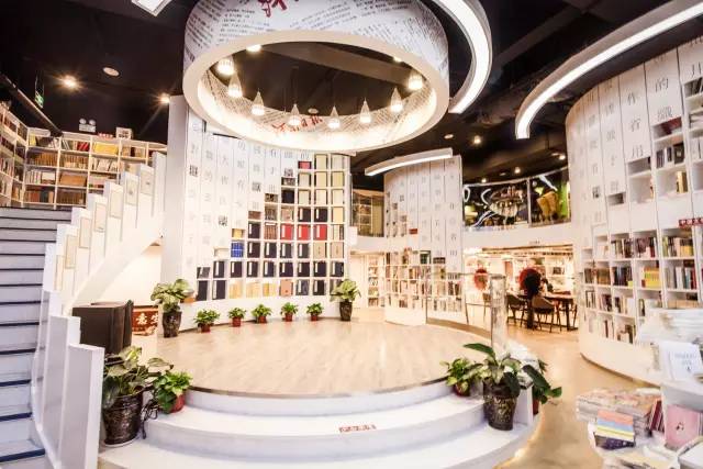 这家书店开在了郑州最“贵”的地方，却不卖书