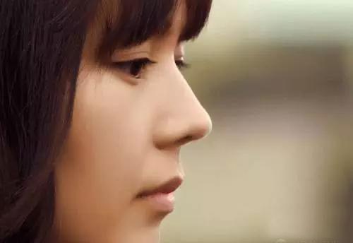 鼻子垫的太往上了,鼻子垫得不高是不是不容易歪