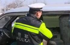 石家庄一面包车有些怪异被拦下结果惊呆了交警!