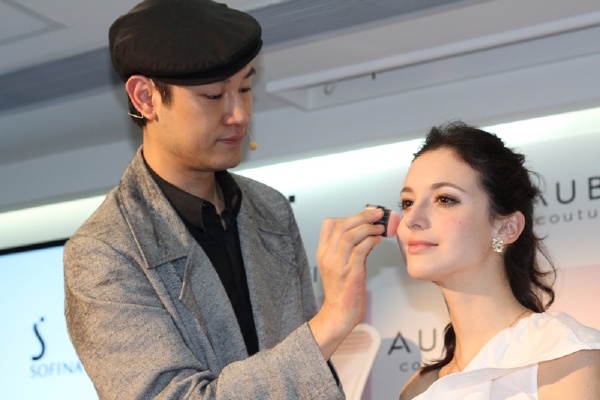 秋烟奶杏色适合的妆容,清透灵气妆容搭配什么粉底