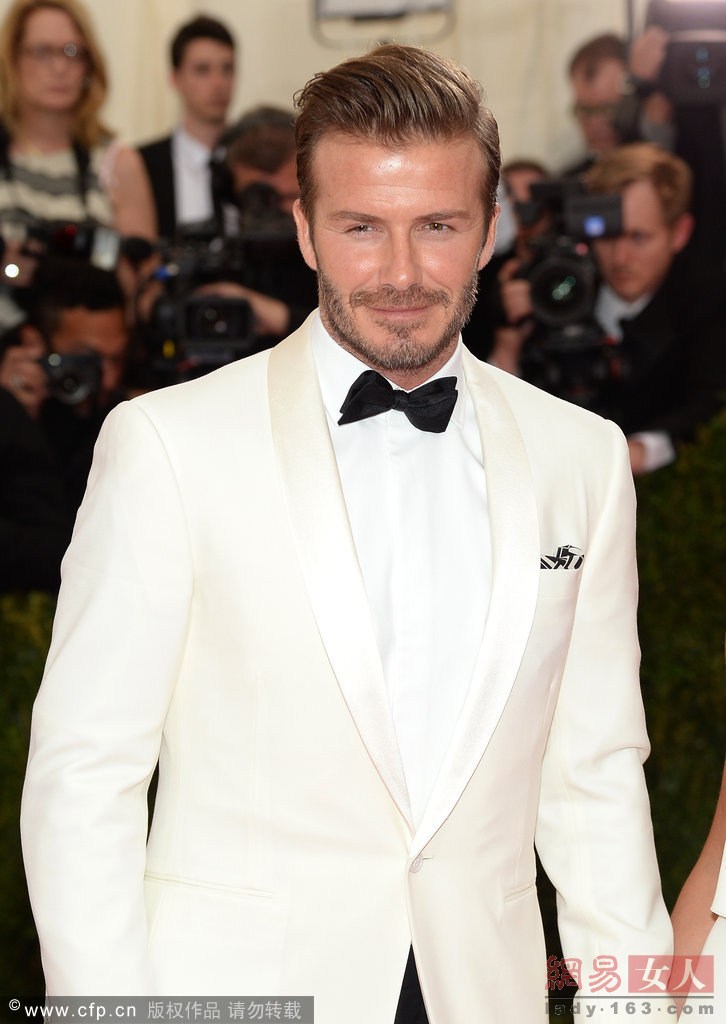 脱下球衣穿上平常的衣服,脱下球衣穿西装