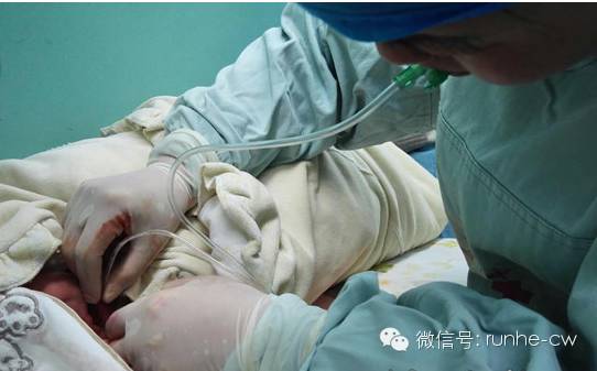 宝宝吸入血性羊水,新生儿吸入胎粪做什么抢救