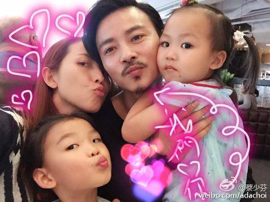 甄子丹儿子跆拳道红带，张晋被女儿“甜蜜家暴”，功夫二代太厉害