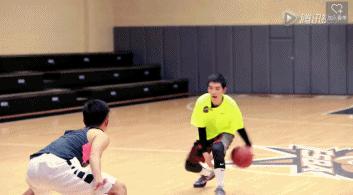 怪球手萧敬腾篮球水平如何科比见他都曾带雨伞