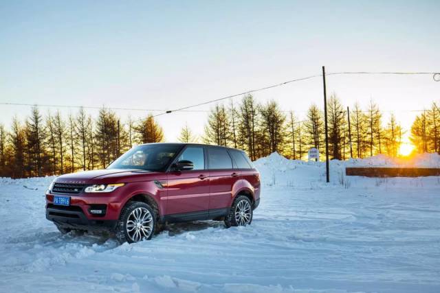 路虎揽胜运动版越野性能测试,2022款路虎揽胜运动深度测评