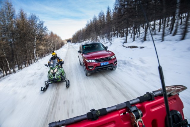路虎揽胜运动版越野性能测试,2022款路虎揽胜运动深度测评