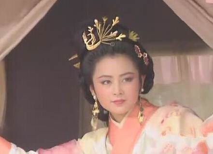 一把青龙偃月刀,胯下赤兔马,也是古代*男美**子的他妻子是谁