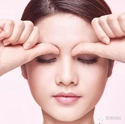 脸敏感泛红冒痘怎么解决 (春季脸干爆皮起痘)