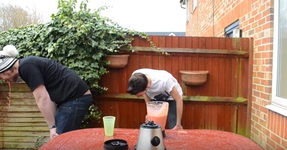 重口新高度!两男子“将活蛆搅碎后饮用”,看完我再也不想吃饭了