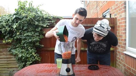 重口新高度！两男子“将活蛆搅碎后饮用”，看完我再也不想吃饭了