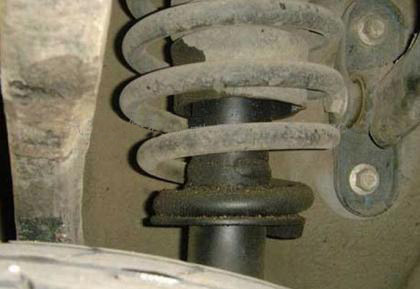 减震器漏油一般是哪个减震器,爱车漏油了怎么办