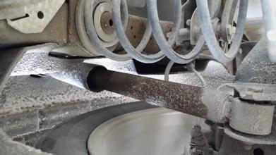 减震器漏油一般是哪个减震器,爱车漏油了怎么办