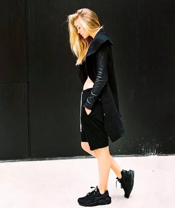 小黑鞋秒变小白鞋,小白鞋被黑皮鞋染了怎么办