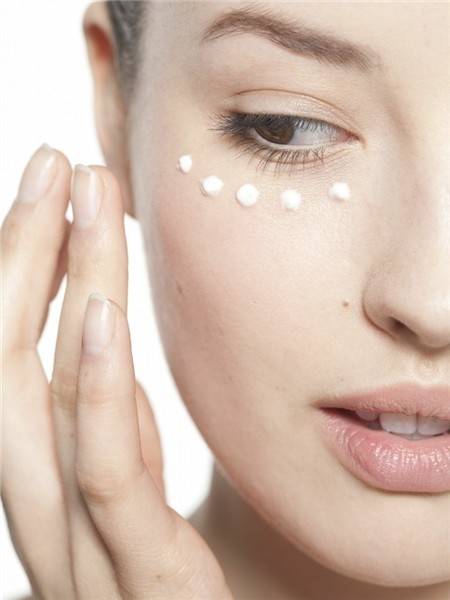 快速消除鱼尾纹手法视频女生,三招教你祛除鱼尾纹还你光滑肌肤