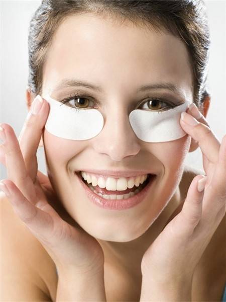 快速消除鱼尾纹手法视频女生,三招教你祛除鱼尾纹还你光滑肌肤