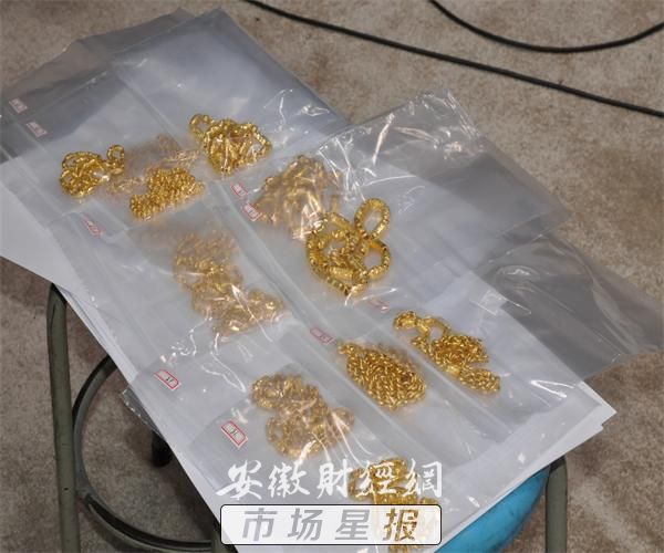 男子持刀抢劫金店民警九小时破案,凌晨男子持半米长大刀抢劫金店