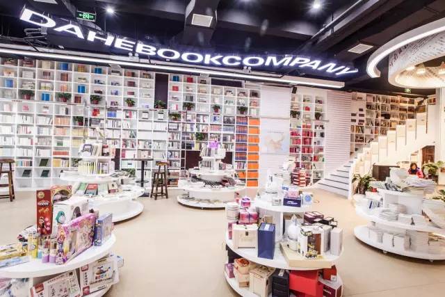 这家书店开在了郑州最“贵”的地方，却不卖书