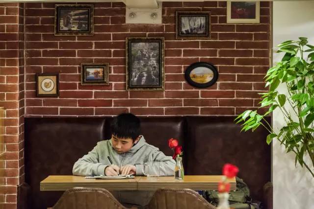 这家书店开在了郑州最“贵”的地方，却不卖书