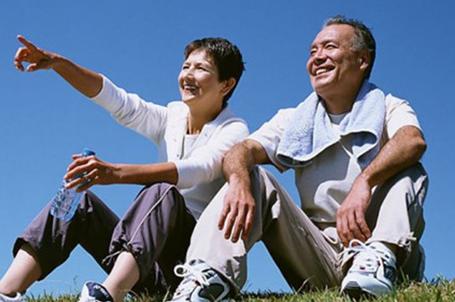 是喝牛奶补钙快还是吃钙片补钙快,老年人补钙的误区光补钙远远不够