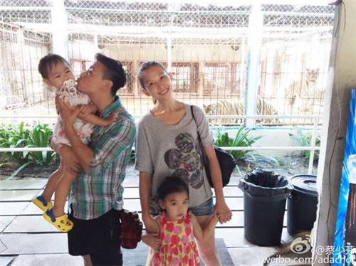 甄子丹儿子跆拳道红带，张晋被女儿“甜蜜家暴”，功夫二代太厉害