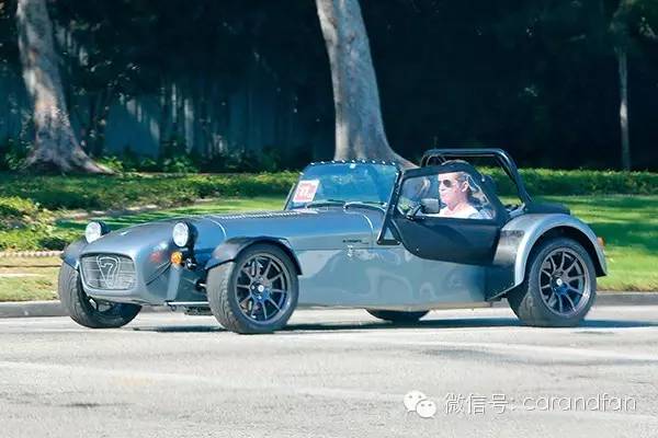 小李子小金人获奖视频,小金人有几款车