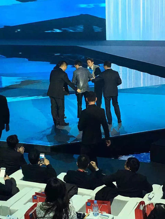 董明珠霸气叫板小米,董明珠夸小米