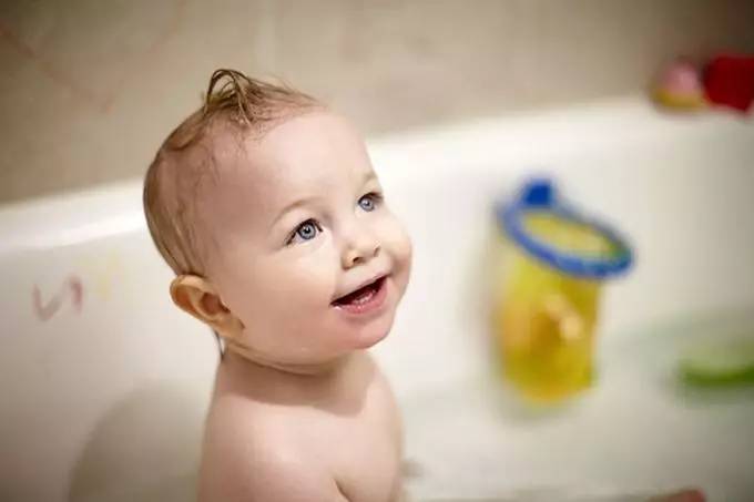 六个月宝宝头皮乳痂可以抠吗,宝宝乳痂不能抠会有灾难性后果