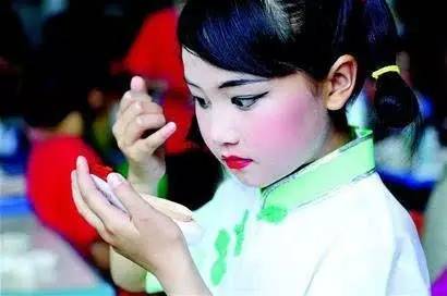 手残快速画眼线,画眼线不残的办法