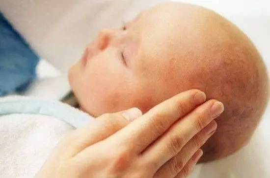 六个月宝宝头皮乳痂可以抠吗,宝宝乳痂不能抠会有灾难性后果