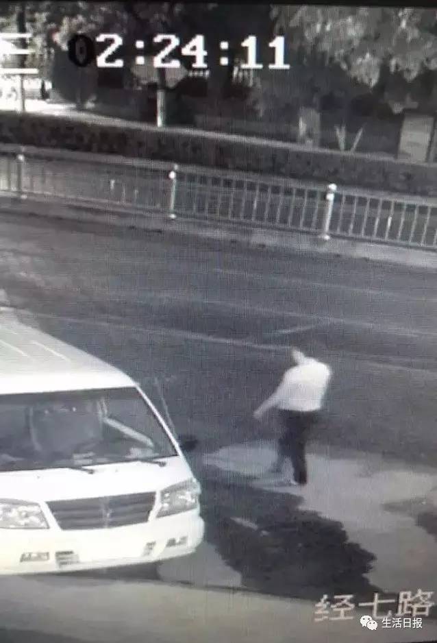 外卖小哥送餐途中找到34个走失者,走失34年的外卖小哥