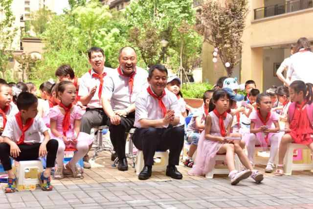 六一到了小孩子们都去哪玩了,六一到小朋友们齐欢笑