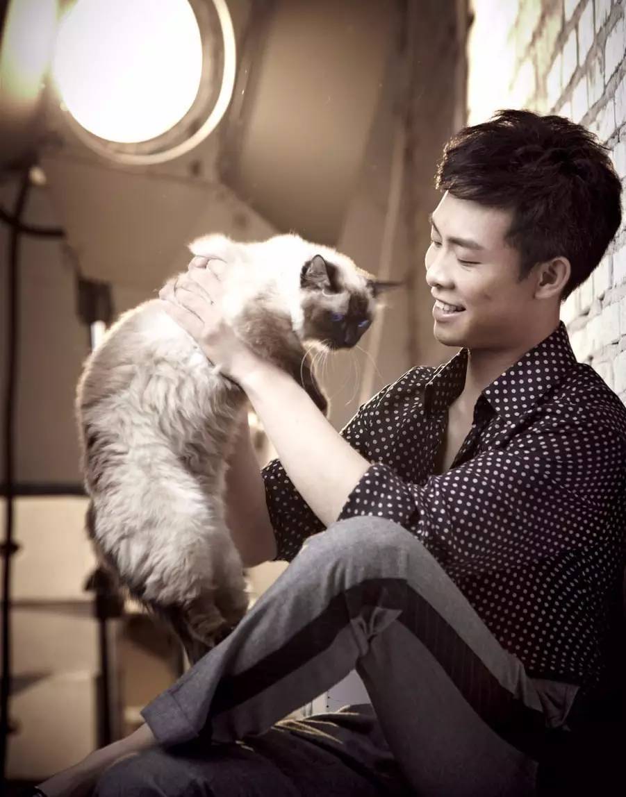 我们和演艺圈最会养猫、码字,知乎最会演戏的段子手聊了聊