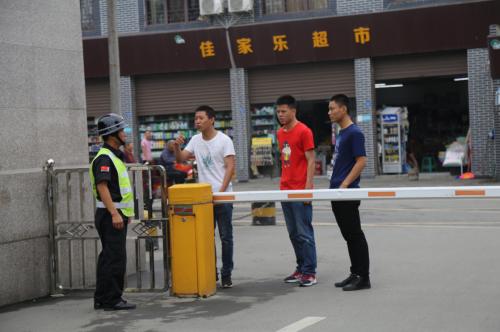 三名歹徒持刀闯入校园,三名歹徒手持砍刀闯入学校