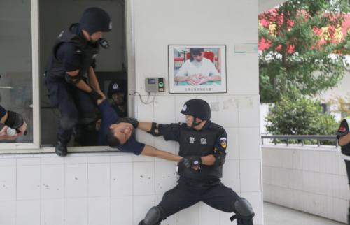 三名歹徒持刀闯入校园,三名歹徒手持砍刀闯入学校