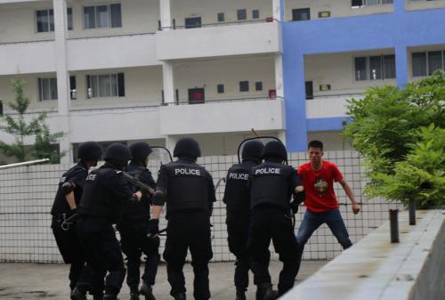 三名歹徒持刀闯入校园,三名歹徒手持砍刀闯入学校