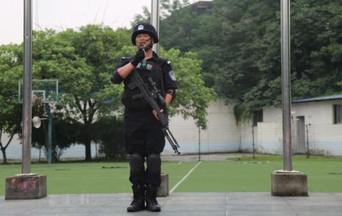 三名歹徒持刀闯入校园,三名歹徒手持砍刀闯入学校